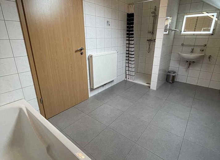 Moderne badkamer met douche in vakantiehuis ARD162 in Stavelot, Ardennen, Belgie.