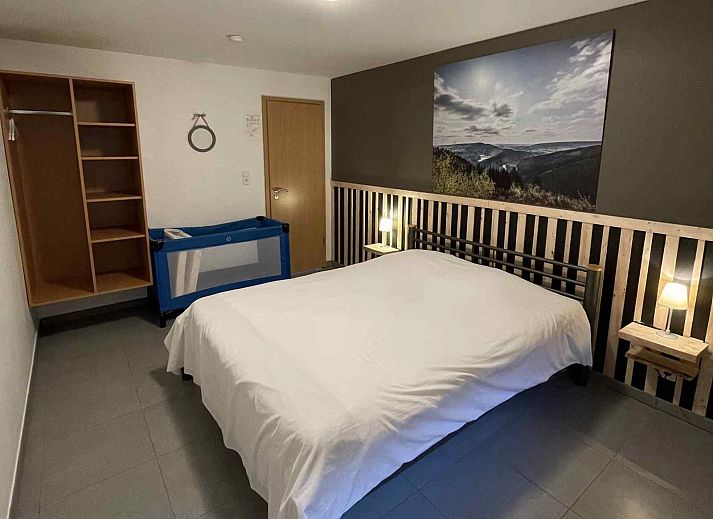 Moderne badkamer met douche in vakantiehuis ARD162 in Stavelot, Ardennen, Belgie.