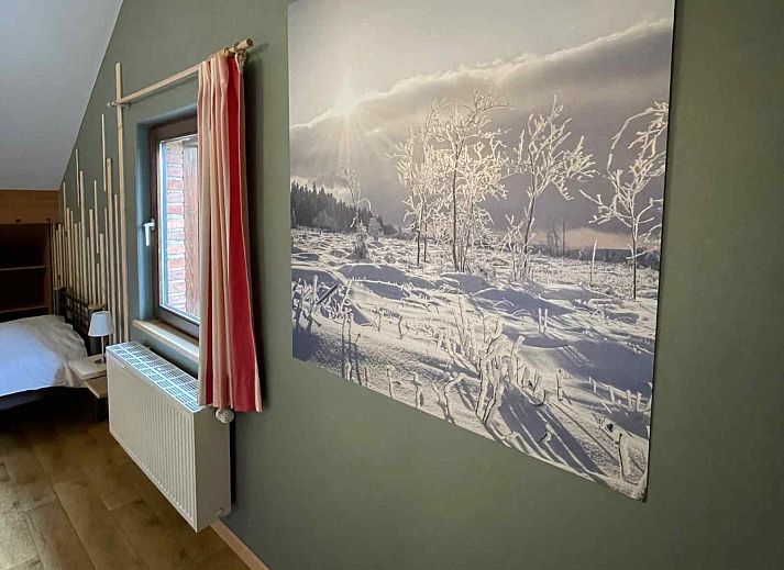 Comfortabele slaapkamer in vakantiehuis ARD162, Stavelot, Ardennen, Belgie met uitzicht op de natuur.