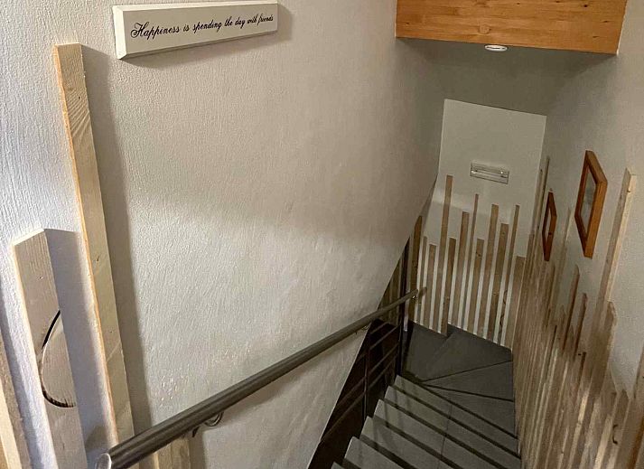 Ingang met houten details in vakantiehuis ARD162, Stavelot, Ardennen, Belgie.