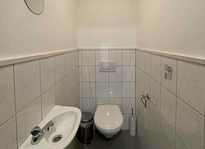 Ingang met houten details in vakantiehuis ARD162, Stavelot, Ardennen, Belgie.