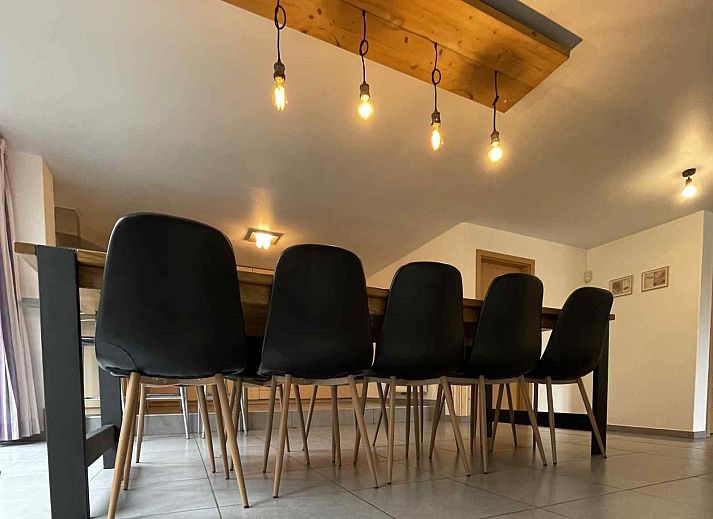 Ingang met houten details in vakantiehuis ARD162, Stavelot, Ardennen, Belgie.