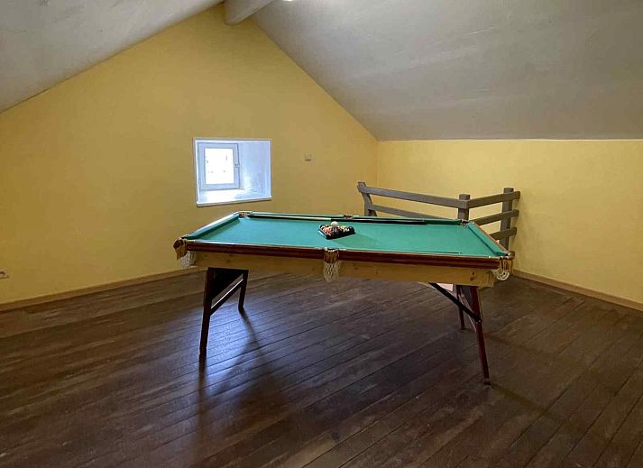 Trap met natuurkunst in vakantiehuis ARD162, Stavelot, Ardennen, Belgie.