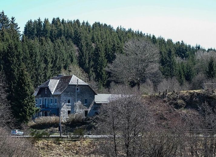 Vooraanzicht van vakantiehuis Agence-en-Douane in Butgenbach, Ardennen, Belgie met charmante stenen gevel.