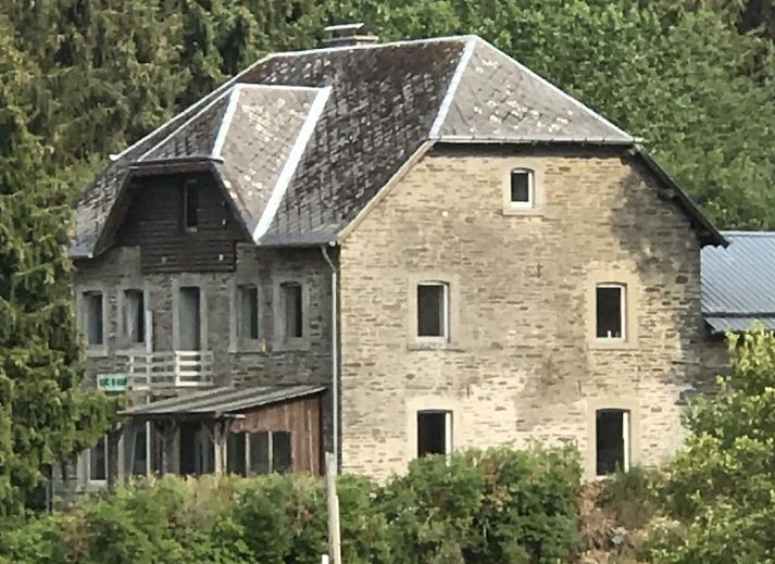 Moderne keuken van Agence-en-Douane vakantiehuis in Butgenbach, Ardennen, Belgie met houten accenten.