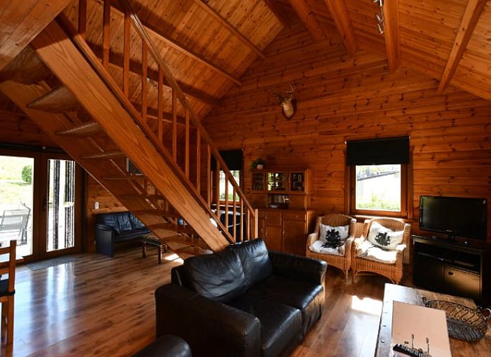 Buitenterras van Vakantiehuis in Stavelot, Ardennen, met ruime zitgelegenheid en uitzicht op de groene omgeving.