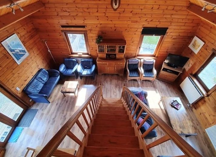Houten binnenruimte van Vakantiehuis in Stavelot, Ardennen, met open trap en gezellige eetruimte.