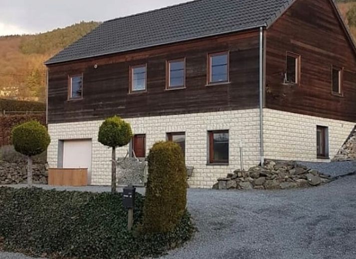 Houten binnenruimte van Vakantiehuis in Stavelot, Ardennen, met open trap en gezellige eetruimte.