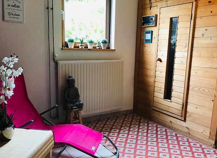 Ruime eetkamer van Vakantiehuis in Stavelot, Ardennen, met lange eettafel en houten balkenplafond.