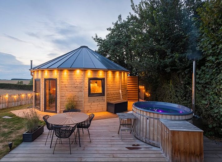 Geniessen Sie die beleuchtete Veranda des Ferienhauses in Hannut, das in den malerischen Ardennen in Luettich, Belgien, liegt.
