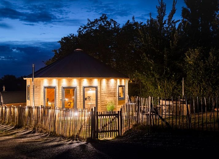 Geniessen Sie die beleuchtete Veranda des Ferienhauses in Hannut, das in den malerischen Ardennen in Luettich, Belgien, liegt.