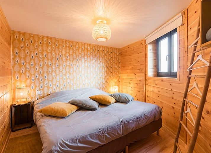 Geniessen Sie die beleuchtete Veranda des Ferienhauses in Hannut, das in den malerischen Ardennen in Luettich, Belgien, liegt.