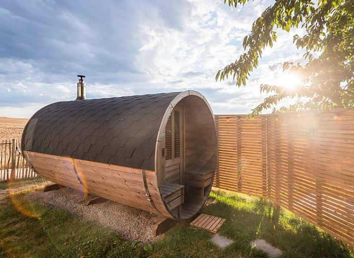 Entspannen Sie sich auf der Terrasse von Holiday home in Hannut, einem charmanten Ferienhaus in den ruhigen Ardennen, Luettich, Belgien.