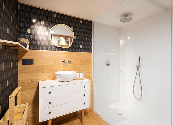 Stimmungsvolle Abendbeleuchtung im Ferienhaus in Hannut, einem idyllischen Ferienhaus in den gruenen Ardennen, Luettich, Belgien.