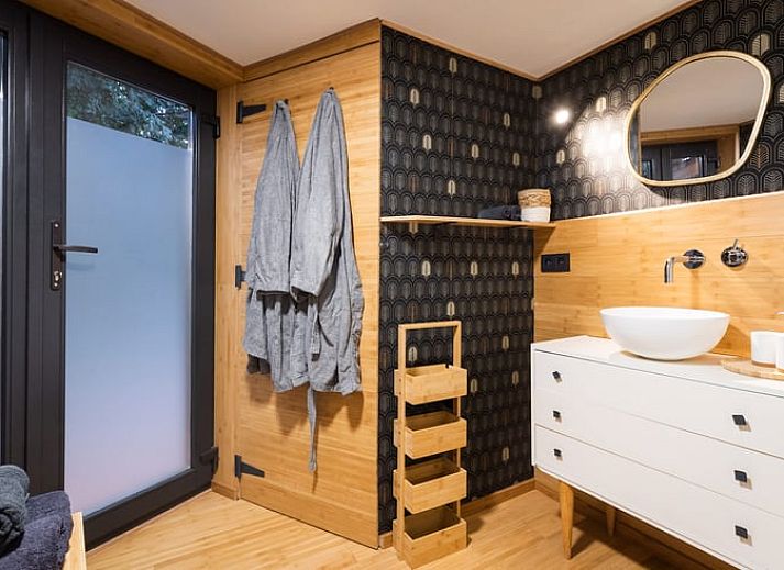 Stimmungsvolle Abendbeleuchtung im Ferienhaus in Hannut, einem idyllischen Ferienhaus in den gruenen Ardennen, Luettich, Belgien.