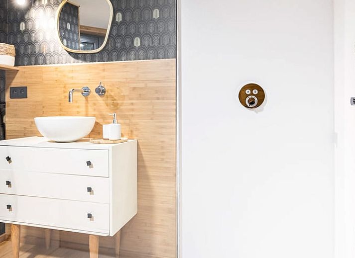 Stimmungsvolle Abendbeleuchtung im Ferienhaus in Hannut, einem idyllischen Ferienhaus in den gruenen Ardennen, Luettich, Belgien.