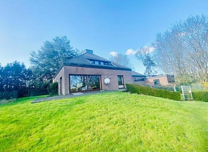 Gerumiges Wohnzimmer in Einfamilienhaus in Olne, Ferienhaus in den Ardennen, Lttich, Belgien mit moderner Einrichtung und Blick auf die Natur.
