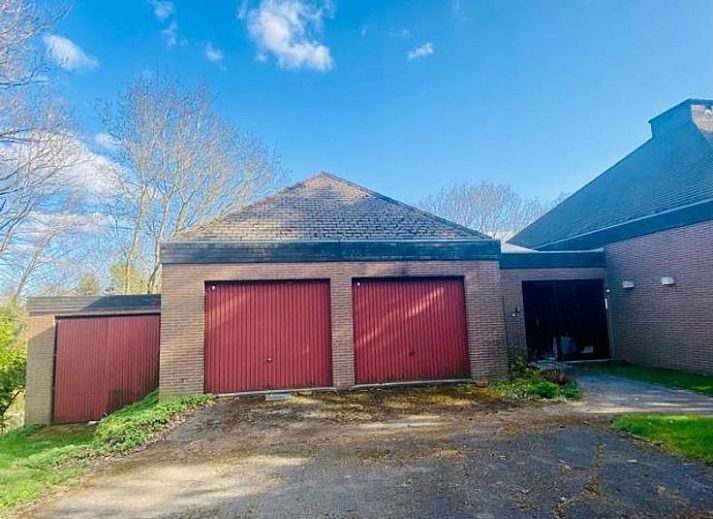 Gerumiges Wohnzimmer in Einfamilienhaus in Olne, Ferienhaus in den Ardennen, Lttich, Belgien mit moderner Einrichtung und Blick auf die Natur.