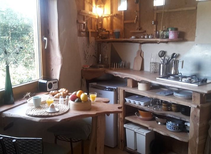 Gemuetliches Schlafzimmer im Ferienhaus in Comblain au Pont, Ardennen, Belgien mit rustikaler Einrichtung und natuerlichen Materialien.