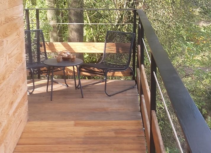 Gemuetliches Schlafzimmer im Ferienhaus in Comblain au Pont, Ardennen, Belgien mit rustikaler Einrichtung und natuerlichen Materialien.