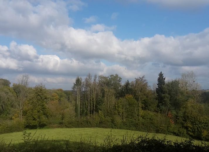 Schnee bedeckt die Huette in Comblain au Pont, einem charmanten Holzferienhaus in den winterlichen Ardennen, Luettich, Belgien.