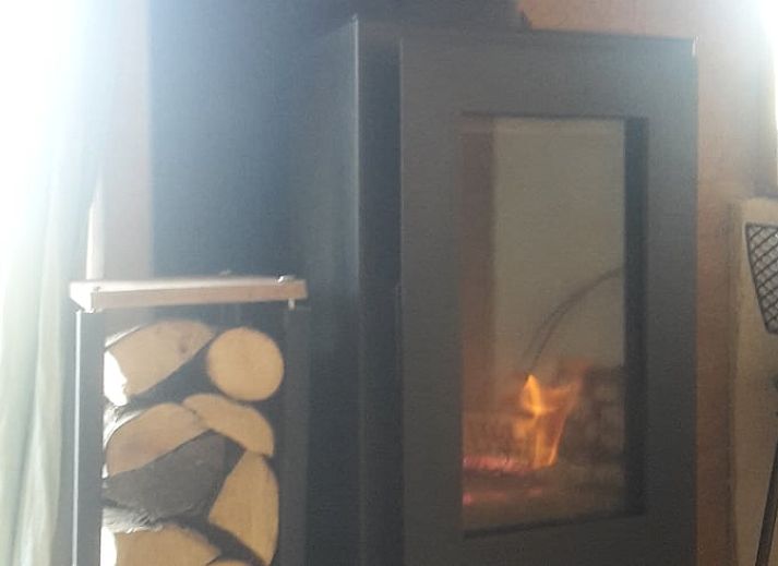 Schnee bedeckt die Huette in Comblain au Pont, einem charmanten Holzferienhaus in den winterlichen Ardennen, Luettich, Belgien.