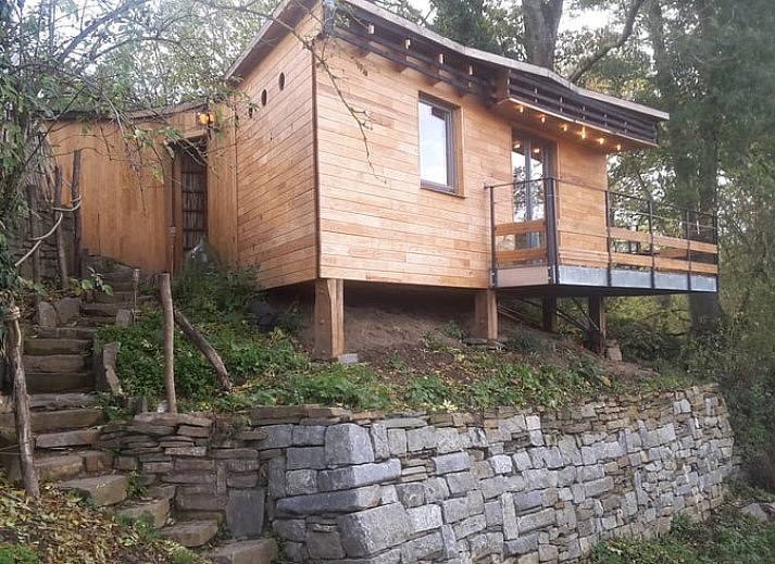 Schnee bedeckt die Huette in Comblain au Pont, einem charmanten Holzferienhaus in den winterlichen Ardennen, Luettich, Belgien.