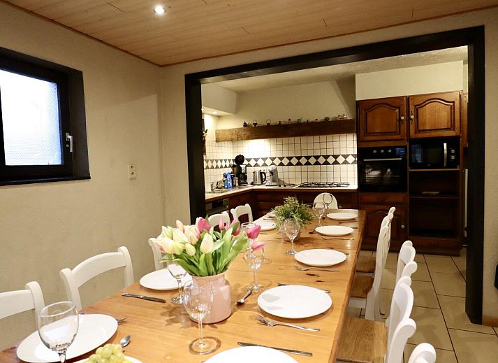 Ontspannende recreatieruimte in vakantiehuis Annexe, Sourbrodt, Ardennen, met zwembad en biljarttafel, ideaal voor ontspanning en plezier.