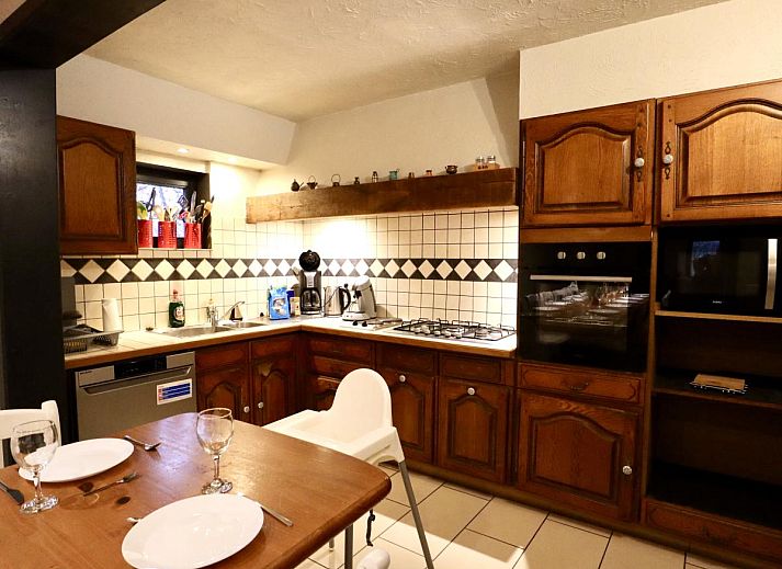Ontspannende recreatieruimte in vakantiehuis Annexe, Sourbrodt, Ardennen, met zwembad en biljarttafel, ideaal voor ontspanning en plezier.