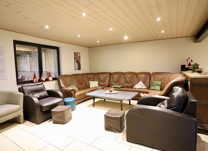 Ontspannende recreatieruimte in vakantiehuis Annexe, Sourbrodt, Ardennen, met zwembad en biljarttafel, ideaal voor ontspanning en plezier.
