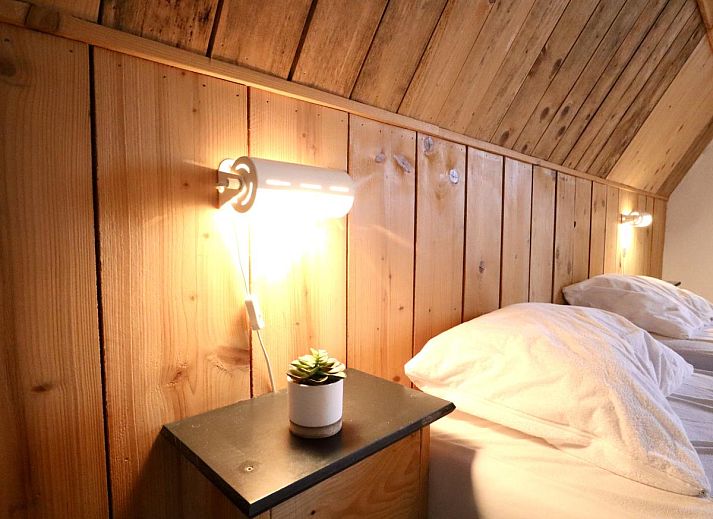 Ruime eetkamer van vakantiehuis Annexe in Sourbrodt, Ardennen, Belgie met lange houten tafel en moderne keuken in de achtergrond.