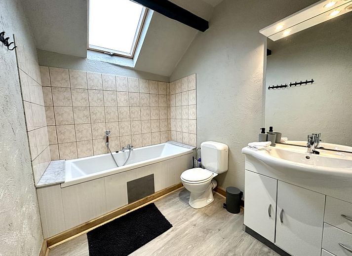 Gezellige eetkamer in vakantiehuis Annexe in Sourbrodt, Ardennen, Belgie, met lange houten tafel en comfortabele stoelen.