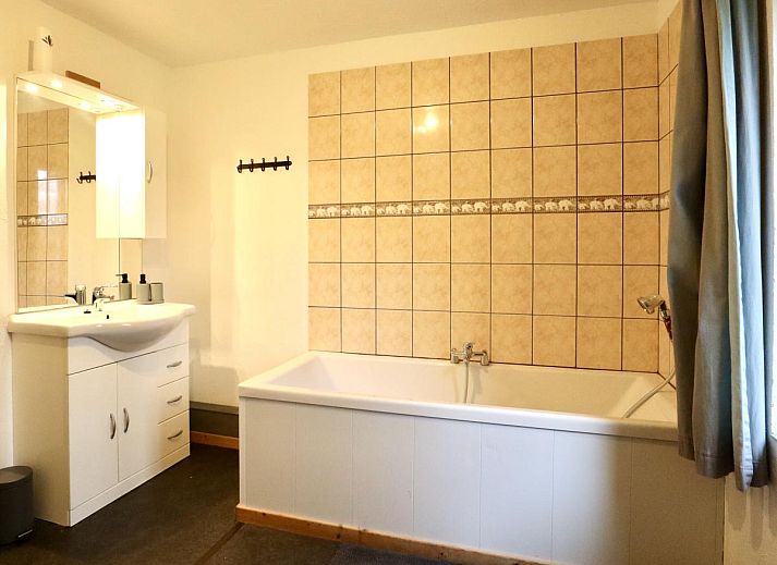 Gezellige eetkamer in vakantiehuis Annexe in Sourbrodt, Ardennen, Belgie, met lange houten tafel en comfortabele stoelen.