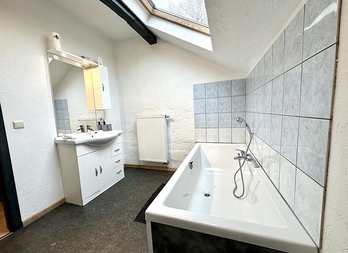 Gezellige eetkamer in vakantiehuis Annexe in Sourbrodt, Ardennen, Belgie, met lange houten tafel en comfortabele stoelen.