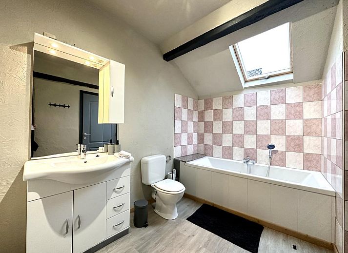 Gezellige eetkamer in vakantiehuis Annexe in Sourbrodt, Ardennen, Belgie, met lange houten tafel en comfortabele stoelen.