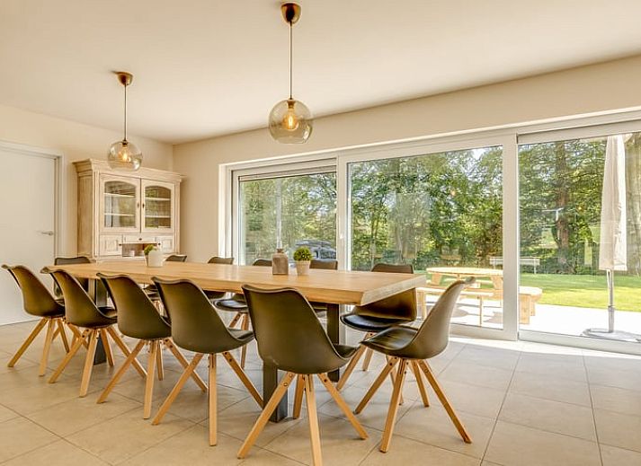Vakantiehuisje in Sourbrodt, een charmante vakantiewoning in de Ardennen, Luik, met zonnig terras en groene omgeving.