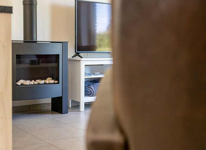 Ruime keuken en eetkamer in Vakantiehuisje in Sourbrodt, gelegen in de Ardennen, Belgie, met uitzicht op de groene tuin.