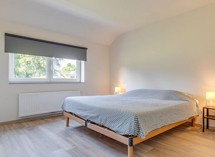 Ruime keuken en eetkamer in Vakantiehuisje in Sourbrodt, gelegen in de Ardennen, Belgie, met uitzicht op de groene tuin.