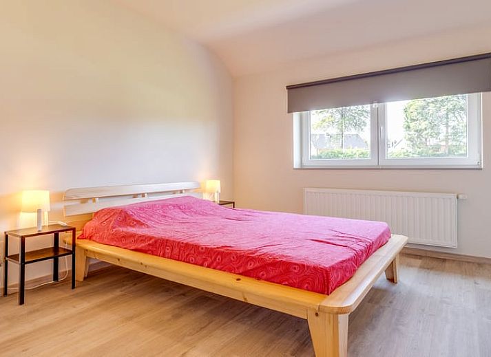 Ruime keuken en eetkamer in Vakantiehuisje in Sourbrodt, gelegen in de Ardennen, Belgie, met uitzicht op de groene tuin.