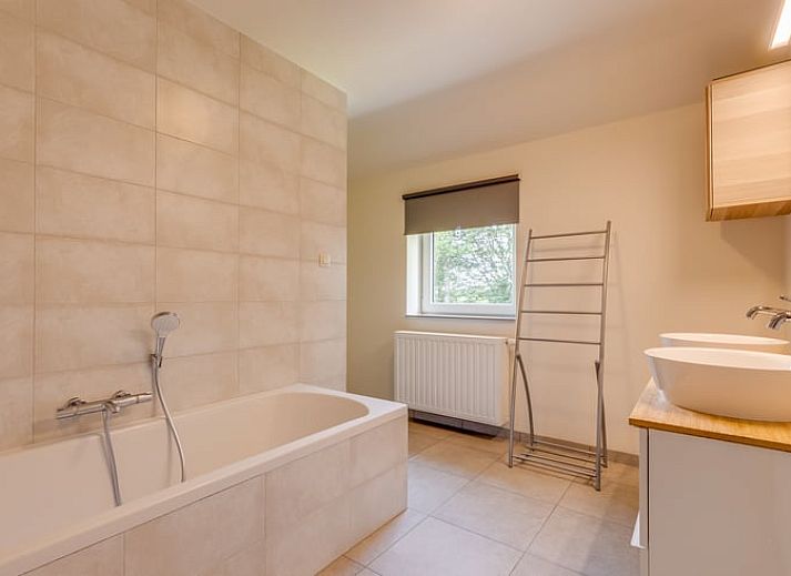 Gezellige keuken en eetruimte in Vakantiehuisje in Sourbrodt, Ardennen, ideaal voor een ontspannen verblijf in Luik, Belgie.