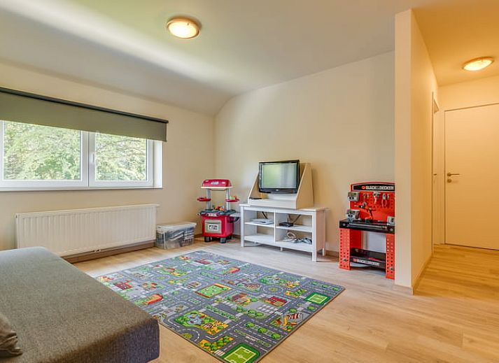 Gezellige keuken en eetruimte in Vakantiehuisje in Sourbrodt, Ardennen, ideaal voor een ontspannen verblijf in Luik, Belgie.