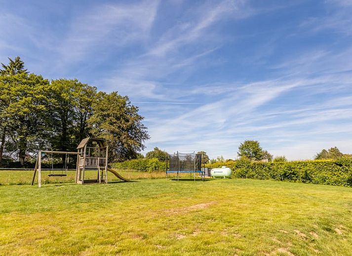 Ruime eetkamer in Vakantiehuisje in Sourbrodt, Ardennen met uitzicht op groene tuin, ideaal voor een ontspannende vakantie in Belgie.