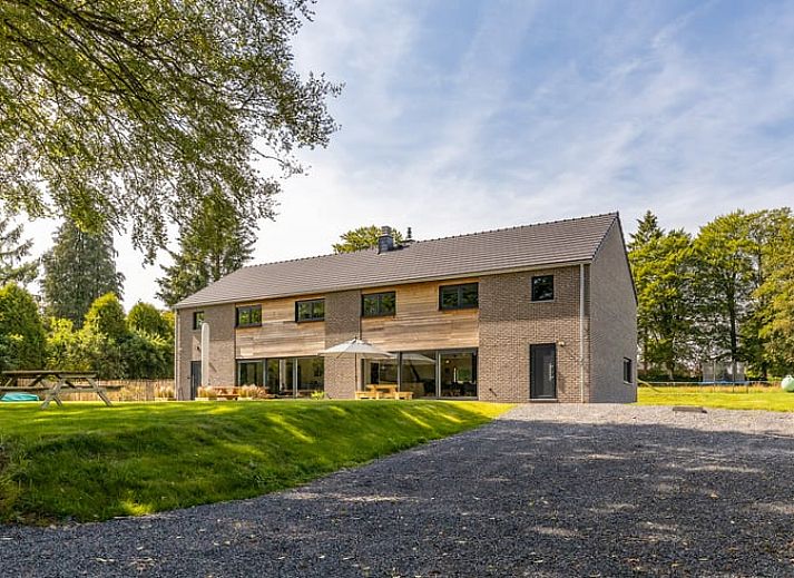 Gezellige eetruimte in Vakantiehuisje in Sourbrodt, Ardennen, met uitzicht op de groene tuin vanuit de open keuken.