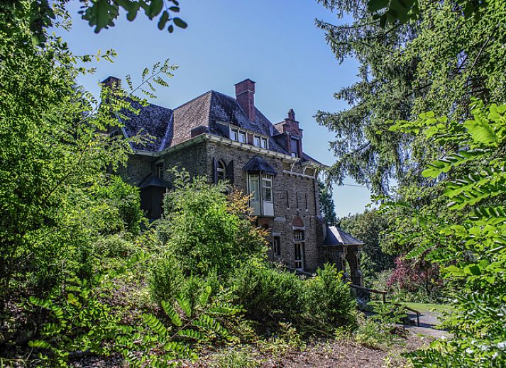 La Merveille de Mery, vakantiehuis in Esneux, Ardennen, met stenen gevel en groene tuin.