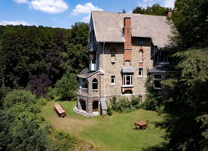 Stijlvolle eetkamer in La Merveille de Mery, vakantiehuis in Esneux, met houten interieur.