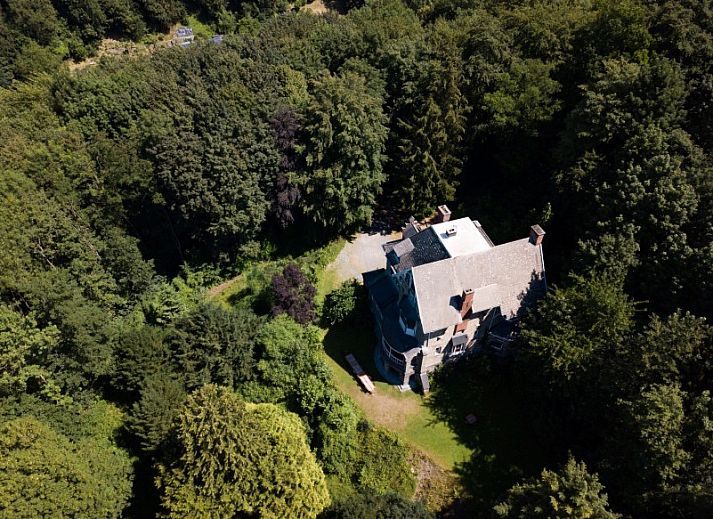 Stijlvolle eetkamer in La Merveille de Mery, vakantiehuis in Esneux, met houten interieur.