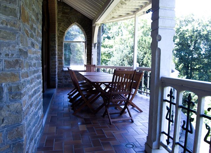 Gezellige veranda van La Merveille de Mery, vakantiehuis in Esneux, met uitzicht op de tuin.
