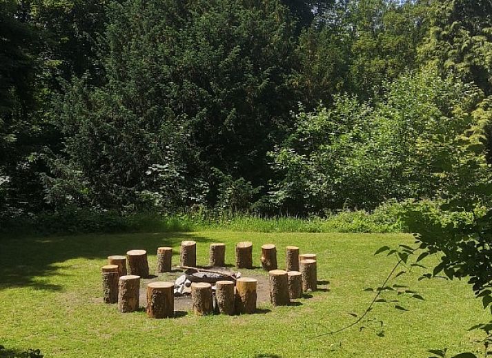 Gezellige veranda van La Merveille de Mery, vakantiehuis in Esneux, met uitzicht op de tuin.