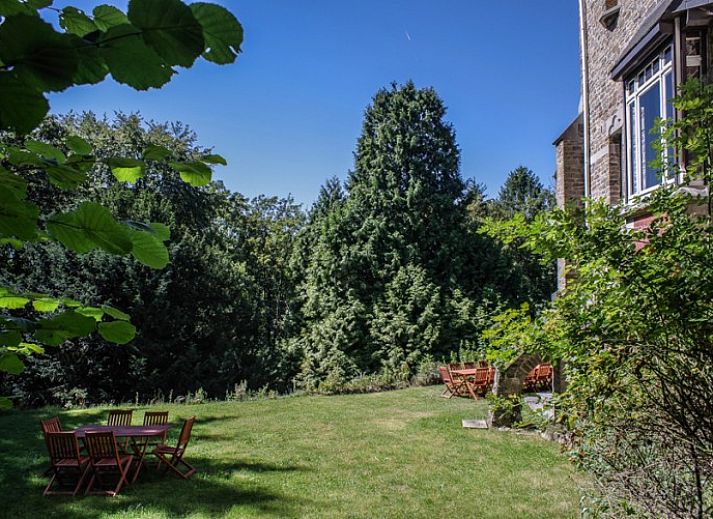 Lichte woonkamer in La Merveille de Mery, vakantiehuis in Esneux, met grote ramen en comfortabele bank.