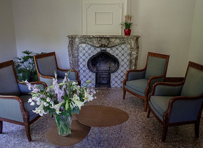 Lichte woonkamer in La Merveille de Mery, vakantiehuis in Esneux, met grote ramen en comfortabele bank.